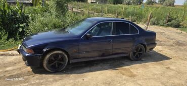 диска на е34: Седан BMW 5 серии темно-синего цвета, идеально подходящий для