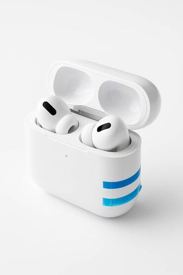 универсальные чехлы: Белые беспроводные наушники Apple AirPods Pro в зарядном футляре
