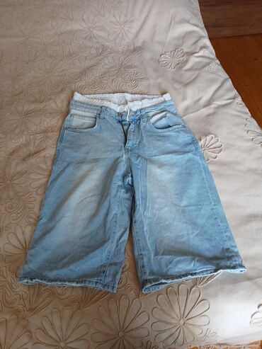 qaqa geyimi: - Məhsul: Cins şort - Material: Açıq mavi denim - Dizayn: Dizdən aşağı
