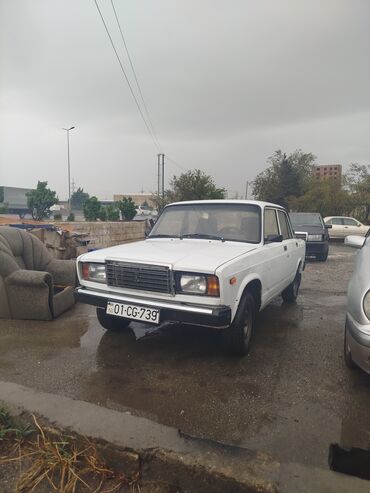 Чайники: VAZ 2107 sedan - Kuzov: ağ rəng, 4 qapı, klassik “07” dizaynı - Nömrə