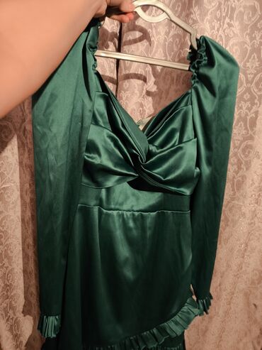 бирюзовое вечернее платье: Продается платье вечернее 
Аламединский рынок
🤩🤩🤩