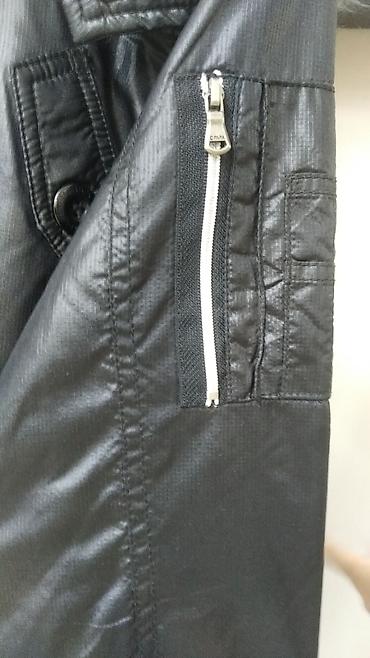 Демисезонные куртки: Утипленная куртка для повседневной носки, выполненная в черном цвете — 6