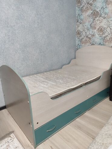 Детские кровати: Продаю кроватьразмер 1.7м*90смснизу имеются выдвижные полки