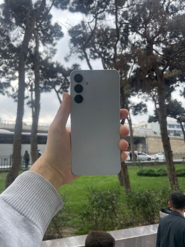 телефоны fly cirrus 7: Model: Smartfon (ağ/ arxa panel, üçlü arxa kamera) Təsvir: - Arxa