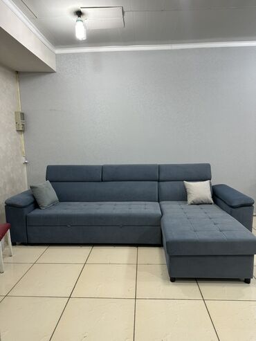 пуфик кресло: Бурчу бар диван, Жастыктар менен