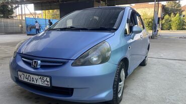 мини электромобиль: Хэтчбек Honda Fit в светло-голубом цвете. Автомобиль оснащен четырьмя