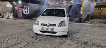 машину хонда: Toyota Yaris (XP10), 5‑дверный хэтчбек, белый цвет. Основные