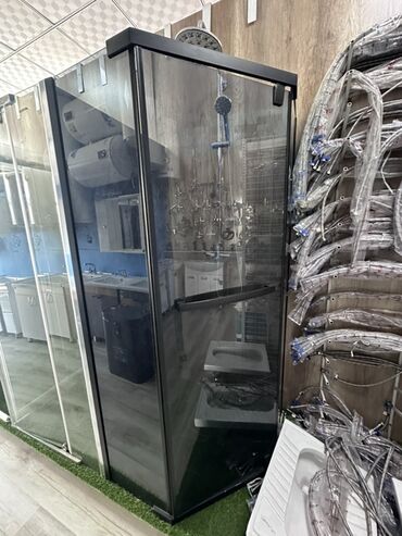 душевые перегородки на заказ: Душевая кабина с черной рамой и прозрачными стеклянными стенками