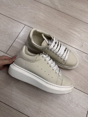 женская обувь и одежда: Кроссовки, 38, Alexander McQueen, Б/у, цвет - Бежевый, Самовывоз, Платная доставка