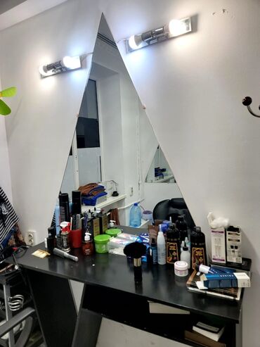 парикмахерские оборудования: Продаются зеркала и столы.
зеркало +стол 5000
просто зеркало 4000