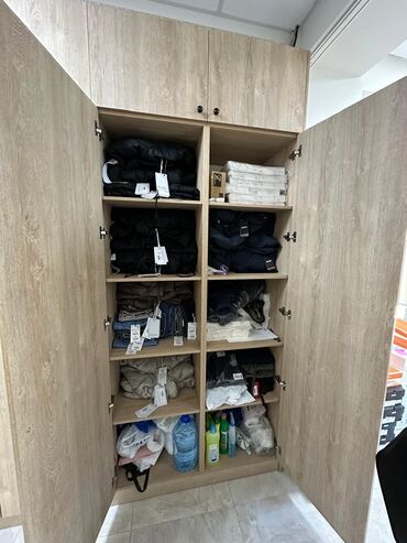 Шкафы: Срочно продается вся мебель для торговли одеждой, почти новая. Мебель — 3