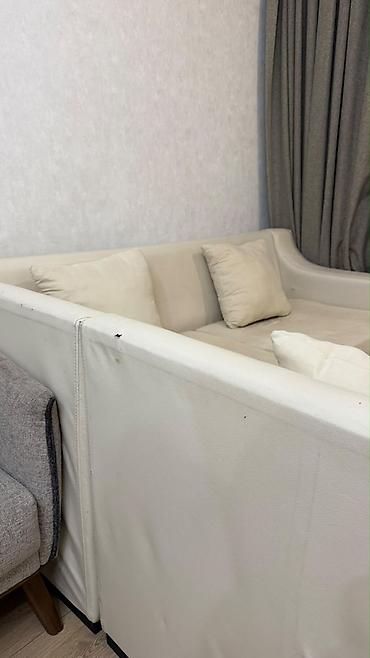 Divanlar: Künc divan – krem rəngdə, 3 hissəli modul quruluş. - Forma: L şəklində — 2
