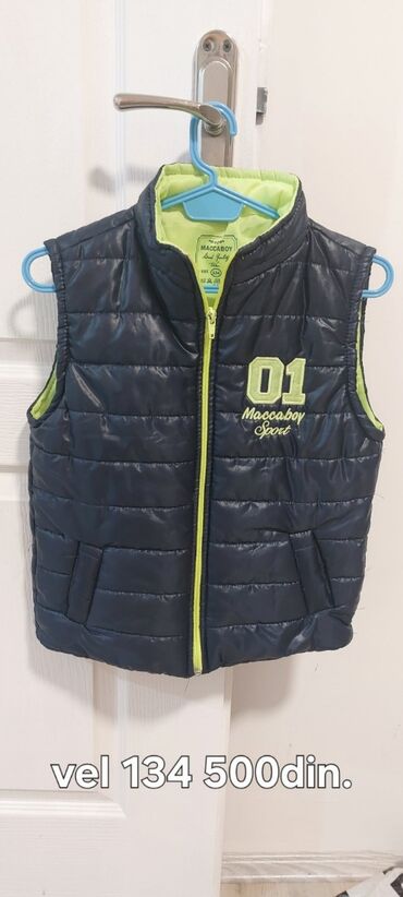 Duksevi: Dečiji duks sa kapuljačom bež boje. Dukserica ima crni rajsferšlus i — 9