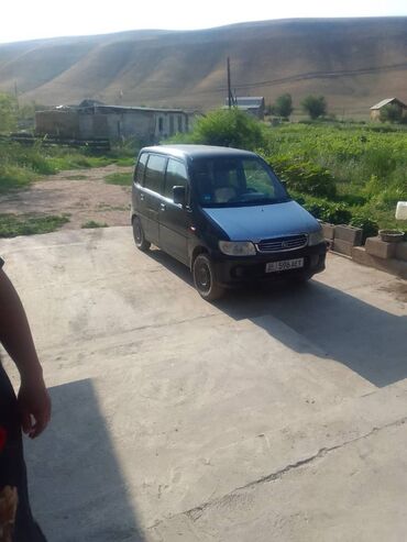 срв 3: Автомобиль минивэн черного цвета, модель "Daihatsu Move Custom". Имеет