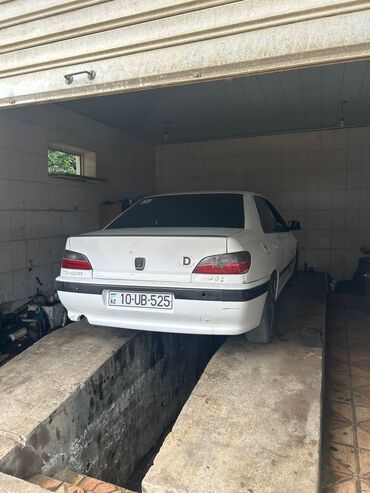 запчасти на форд фокус 1: Ağ rəngli Peugeot 406 sedan avtomobili. Avtomobil geniş salonu və