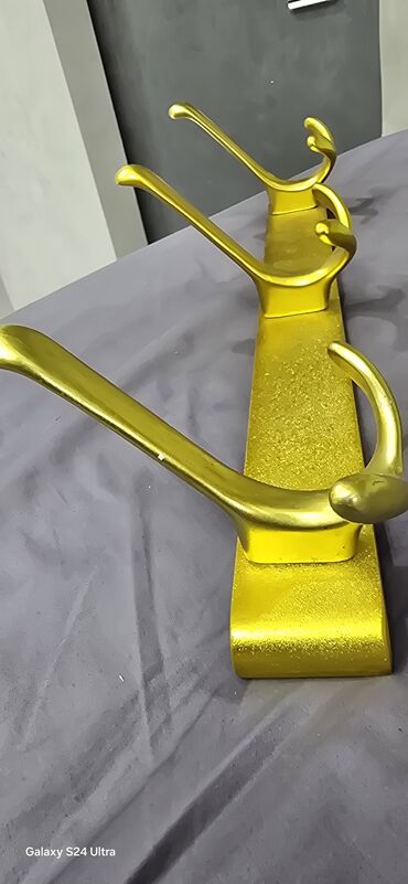 Asılqanlar: Qızılı rəngdə olan bu paltar asılqanı, paltoları, şarfları və digər