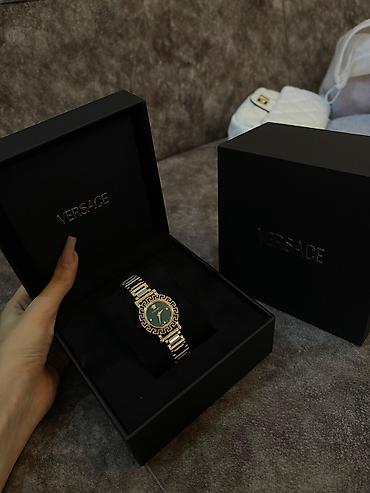 versace qolbag: Versace brendinin qızılı və gümüşü rəngli qol saatı. Saatın qızılı — 3