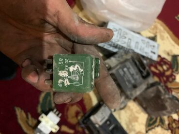 Maqnitofonlar: Bosch avtomobil maqnitofonu (head unit) üçün əsas blok və metal montaj — 21