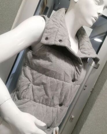 Prsluci: Ženska pufna prsluk-jakna bez rukava, siva. - Kroj: kraći, blago — 5