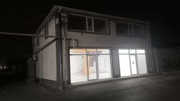аренда помещений под магазин одежды: İki mərtəbəli, düzbucaqlı formada, künc yerləşməli bu bina ofis