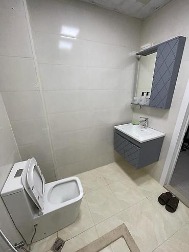 asma tava: Mənzildə geniş eyvan və şəhər panoraması olan sanitar qovşağı - — 3