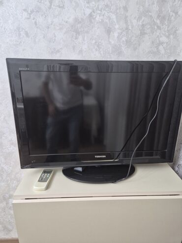 toshiba üçün adapter: Toshiba Regza markalı qara rəngli düz ekranlı televizor. Televizor