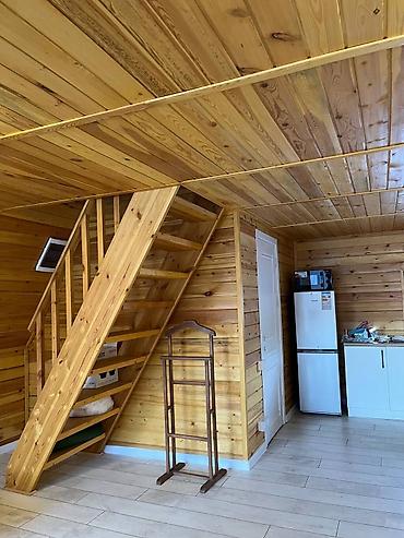 Посуточная аренда домов: А‑фрейм домики и юрты - Планировка: два уровня. На первом — гостиная — 7