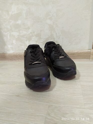 Кроссовки и спортивная обувь: Размер: 36, цвет - Черный, Б/у