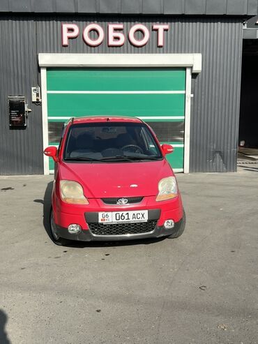 ноокат ланос: Красный компактный автомобиль Daewoo Matiz. Хэтчбек с пятью дверями
