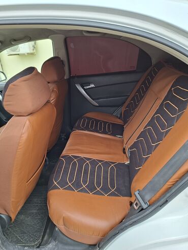 Ravon: Ağ rəngli 4 qapılı sedan. Xüsusiyyətlər: - Yanacaq növü: benzin - — 12