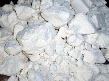 белая галька: Каолин — глина белого цвета Основные свойства каолина — высокая