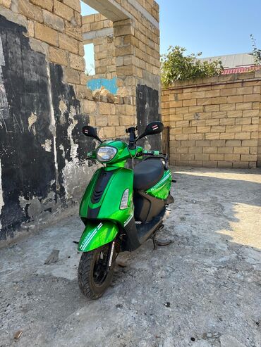 Мотоциклы: Yaşıl rəngli şəhər skuter/moped Xüsusiyyətlər: - Gözoxşayan parlaq