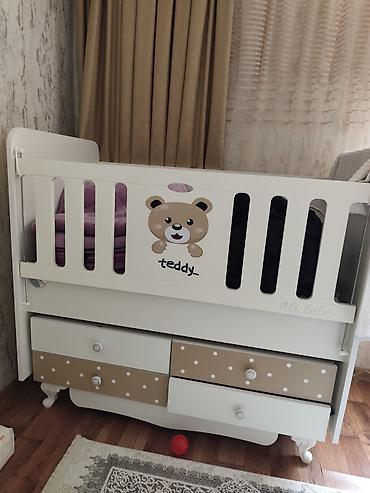 Uşaq beşiyi – “Teddy” dizaynlı, çekmecəli - Rəng: ağ və bej tonları