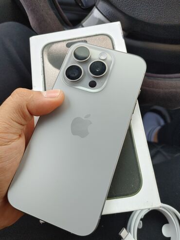 разбитые телефоны: IPhone 15 Pro, Колдонулган, 256 ГБ, Natural Titanium, Заряддоочу түзүлүш, Коргоочу айнек, Кабель, 90 %