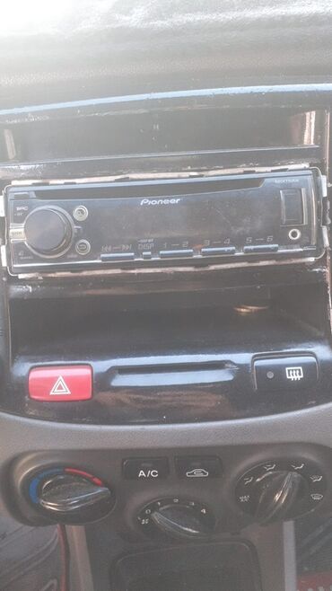 авто колонки: Pioneer markalı bu qara rəngli avtomobil radiosu, avtomobilin audio