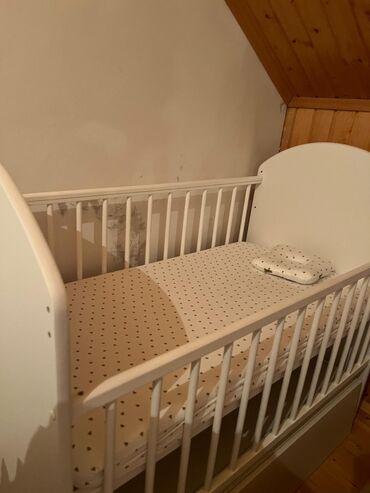 детскую кровать вместе с матрасом: Детская кроватка с комплектом мягких защитных бортиков и постельным