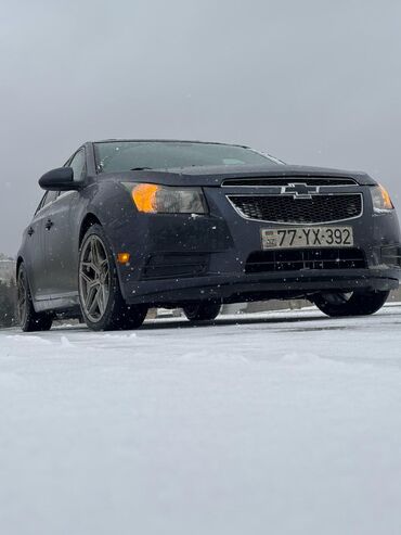 Chevrolet: Chevrolet Cruze markalı, tünd göy rəngli sedan. Təkərlər yüngül