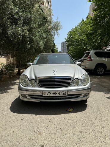 kreditle masin satanlar: Gümüşü rəngdə olan Mercedes-Benz E-Class sedanı. Avtomobilin salonu