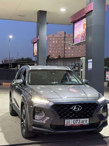 range rover бишкек: Автомобиль Hyundai Santa Fe серого цвета. Этот кроссовер имеет