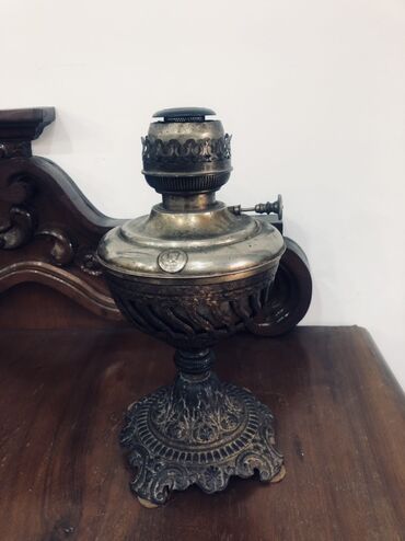 Stol lampaları: 19-cu əsr, metaldan hazırlanmış, dekorativ ornamentlərlə bəzədilmiş