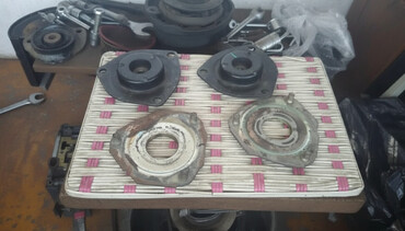 Опорные подушки амортизаторов: Опорная подушка амортизатора Nissan 2005 г., Б/у, Оригинал, США — 2