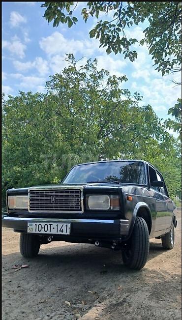 avtomobiler: VAZ 2107, qara sedan. - Kuzov: klassik 4 qapılı sedan, qara rəng — 1