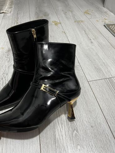 Ботинки и ботильоны: Черные демисезонные ботинки на каблуке - Элегантные полусапожки из — 3