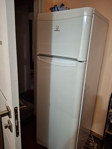 50 кг: Холодильник Indesit, Б/у, Двухкамерный, De frost (капельный), 175 * — 1