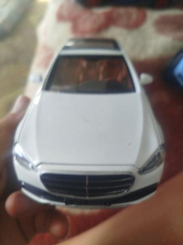 Коллекционная модель автомобиля в масштабе примерно 1:18 (визуально