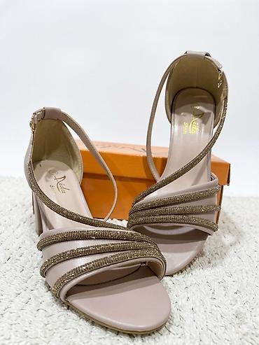 makasin ayaqqabilar: Qadın üçün dəbli sandal - Model: Açıq burunlu, blok dabanlı sandal - — 1