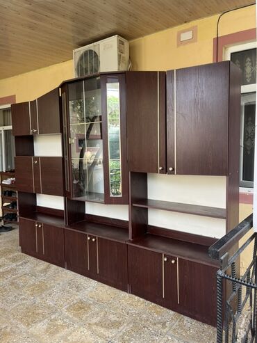 1 kub taxta nece kvadratdir: Qəhvəyi rəngdə böyük qonaq otağı divar modulu və ayrıca şkaf -