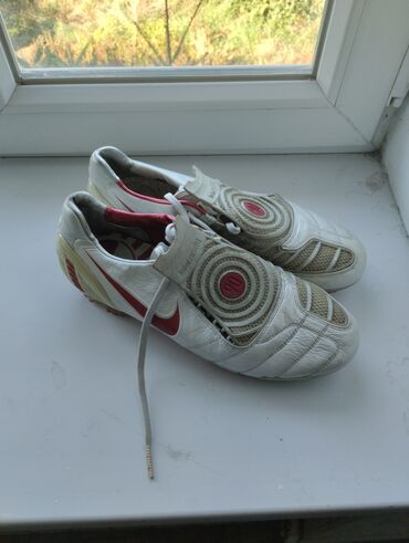 теннисный столик: Футбольные бутсы Nike Total 90 (T90) бело‑красные 43-го размера - at lalafo.kg теннисный столик: Футбольные бутсы Nike Total 90 (T90) бело‑красные 43-го размера -
