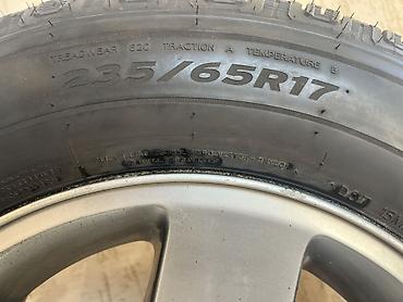 17: Колесо в сборе: шина 235/65 R17 на легкосплавном диске. Подходит — 3