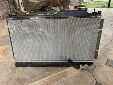 легаси 5: Радиатор охлаждения и диффузор в рабочем состоянии на Субару Легаси
